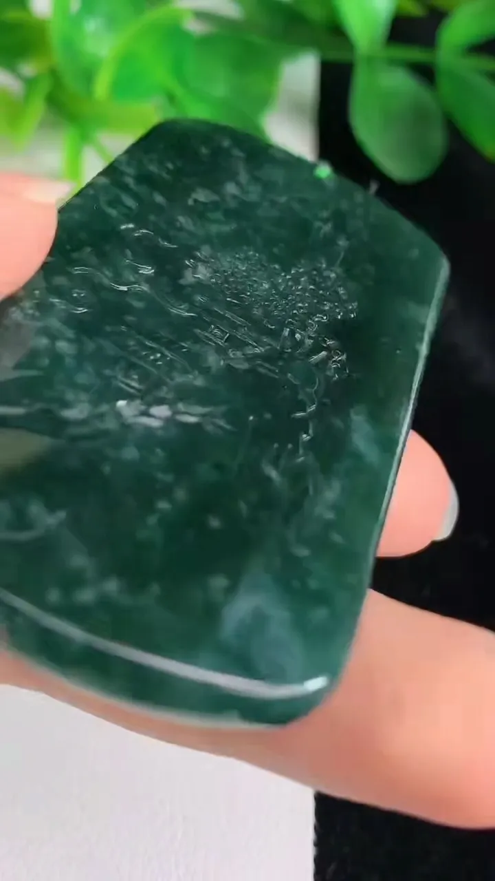 天然A货翡翠蓝水山水牌吊坠，尺寸66-36.4-8，重量:43.80g
5月24日