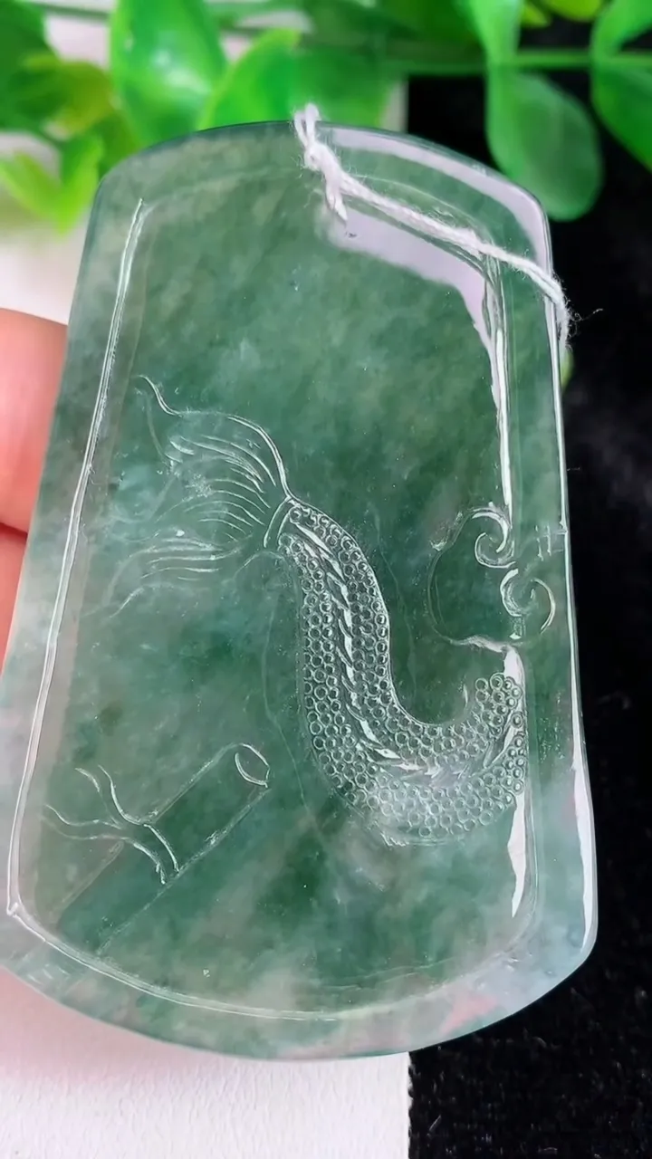 天然A货翡翠龙牌吊坠，尺寸70-46.3-6，重量:42.76g
5月24日