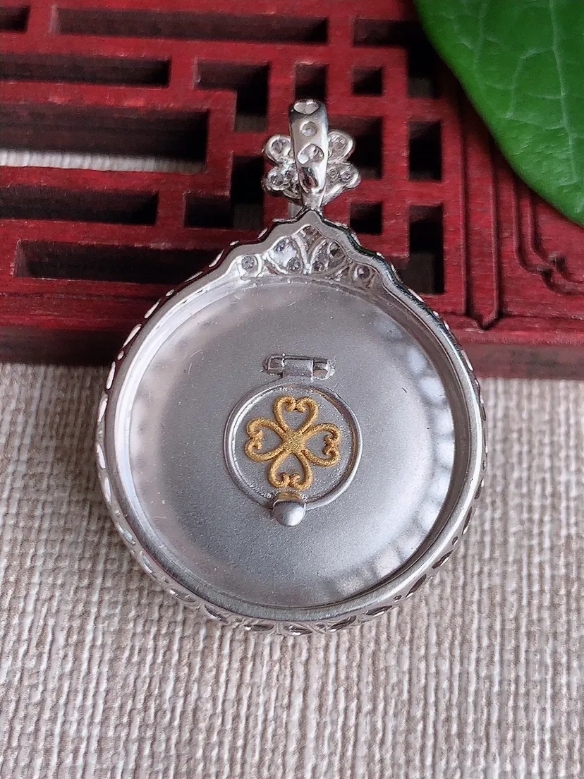 天然A货翡翠18K金伴飘绿平安扣吊坠尺寸35.4×25.6×7裸石22.4m量9.44g 0522