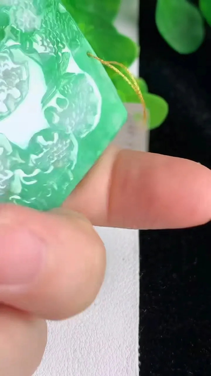 天然A货翡翠山水牌吊坠，尺寸50-39.3-9，重量:40.04g
5月24日