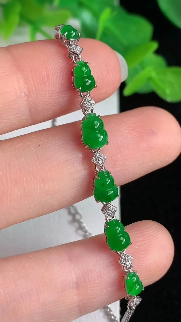 天然A货翡翠葫芦手链，尺寸6.3-4，重量:2.93g
5月24日
