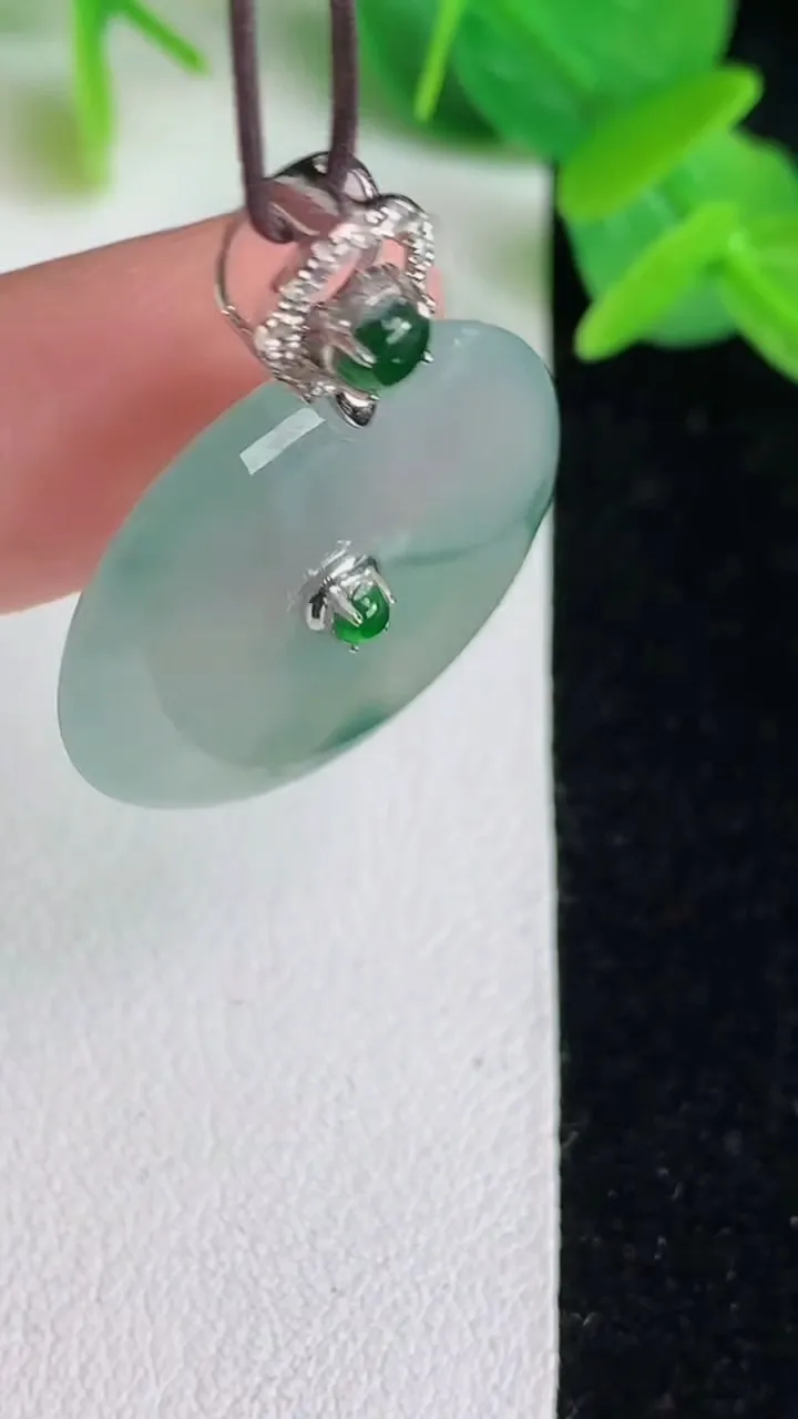 天然A货翡翠飘花平安扣吊坠，尺寸25-5，重量:7.66g
5月24日