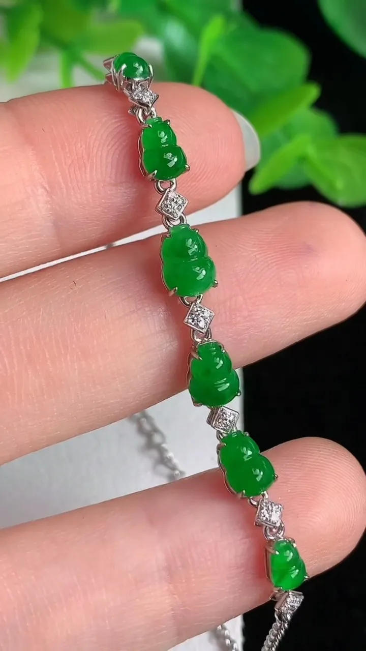 天然A货翡翠葫芦手链，尺寸6.3-4，重量:2.93g
5月24日