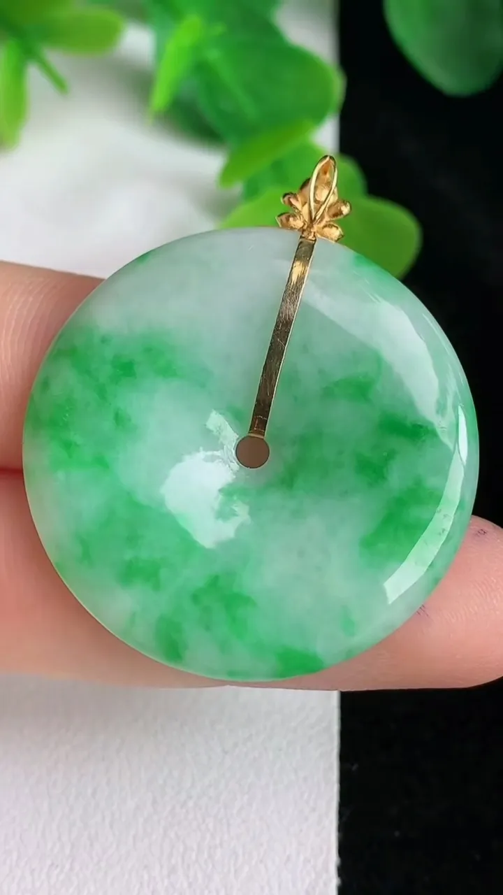 天然A货翡翠平安扣吊坠，尺寸32.8-4，重量:9.43g
5月24日