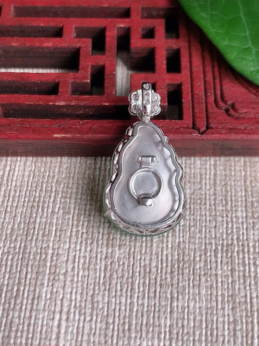 天然A货翡翠18K金伴飘绿葫芦吊坠尺寸24×18×13×6.6m量3.58g 0523