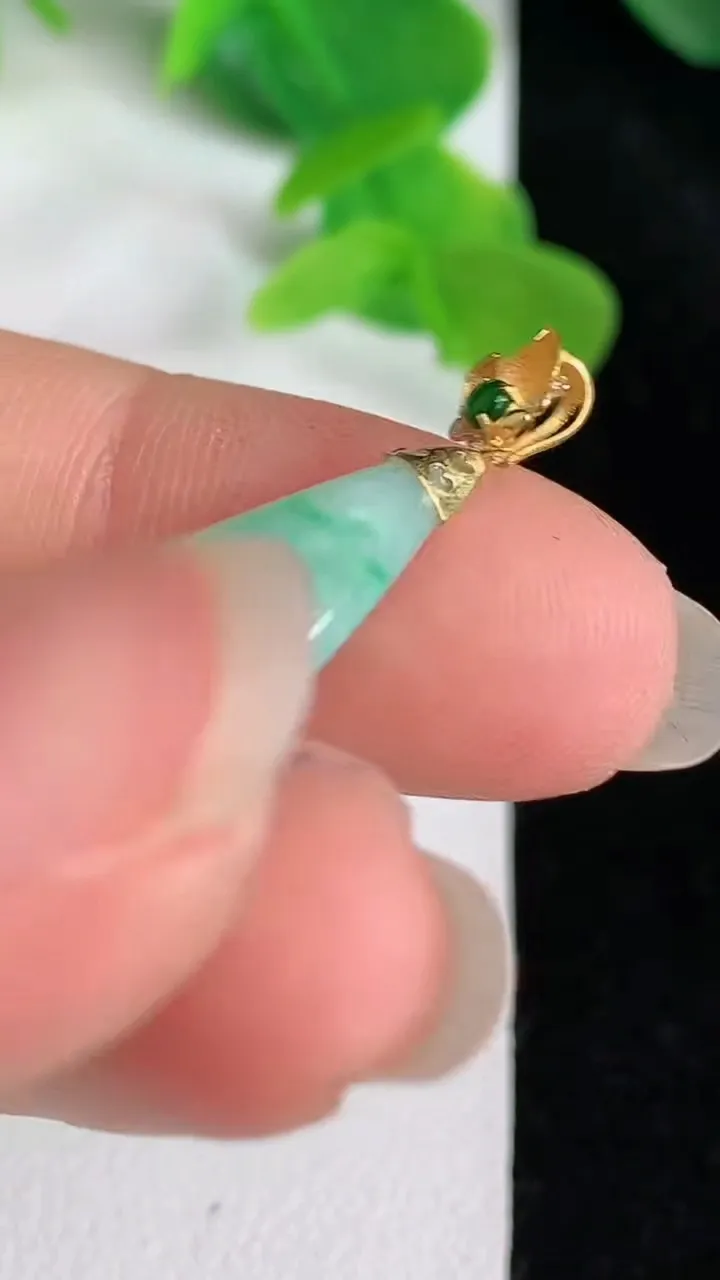 天然A货翡翠水滴吊坠，尺寸24.4-14.4-6.8，重量:4.11g
5月24日
