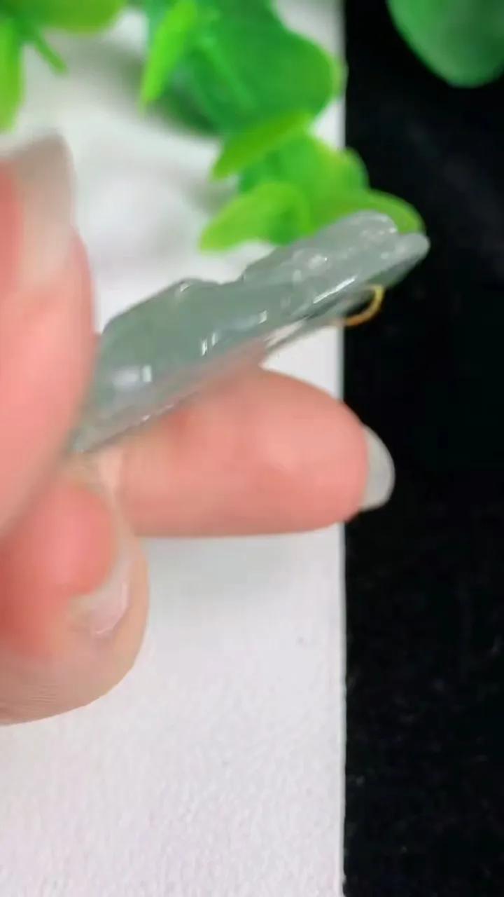 天然A货翡翠大势至观音菩萨吊坠，尺寸48.6-30-5.4，重量:14.97g
5月24日