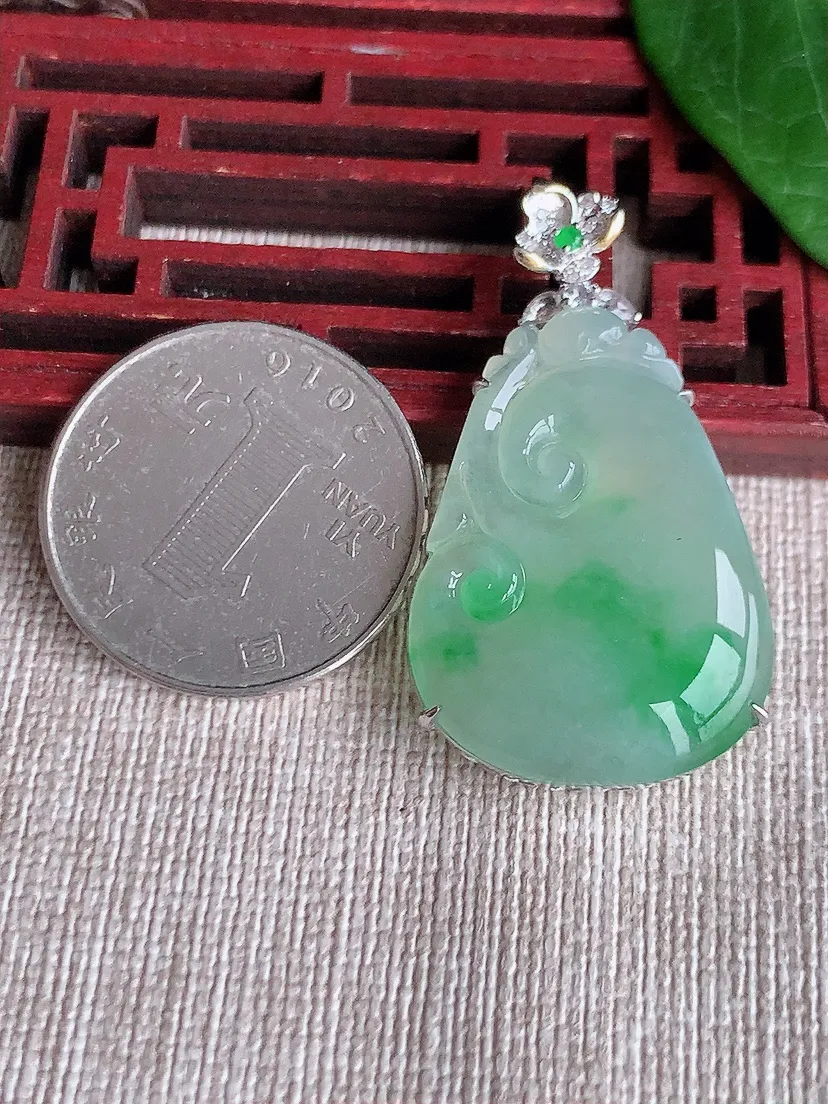 天然A货翡翠18K金伴飘绿如意吊坠尺寸40.5×31×22.2×6.3m量6.66g 0523