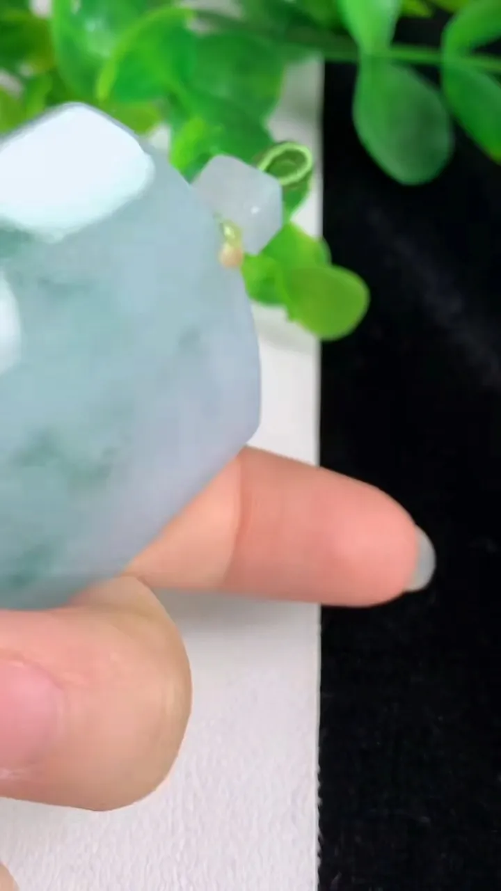 天然A货翡翠飘花无事牌吊坠，尺寸53.4-39.3-5.8，重量:38.00g
5月24日