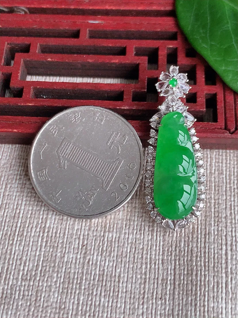 天然A货翡翠18K金伴阳绿四季豆福豆平安豆吊坠尺寸35.3×12.8×6.5裸石22.2×8.6m量3.70g 0523