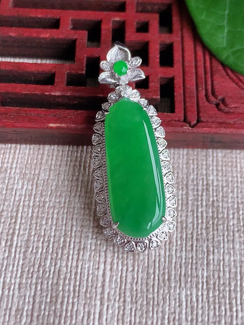 天然A货翡翠18K金伴阳绿福瓜吊坠尺寸34.5×12.5×7.3裸石21.6×8.4m量3.60g 0523