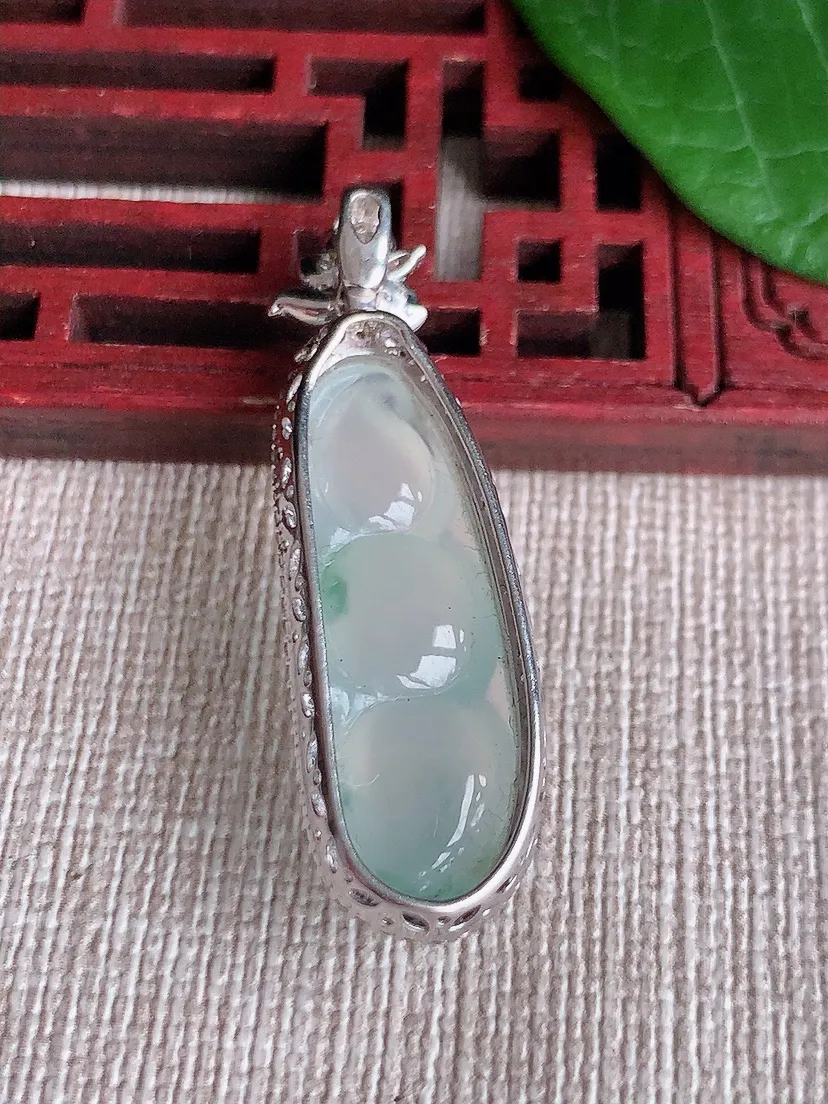 天然A货翡翠18K金伴飘花四季豆福豆平安豆吊坠尺寸40×12×9.2裸石28.8×10.2m量5.5