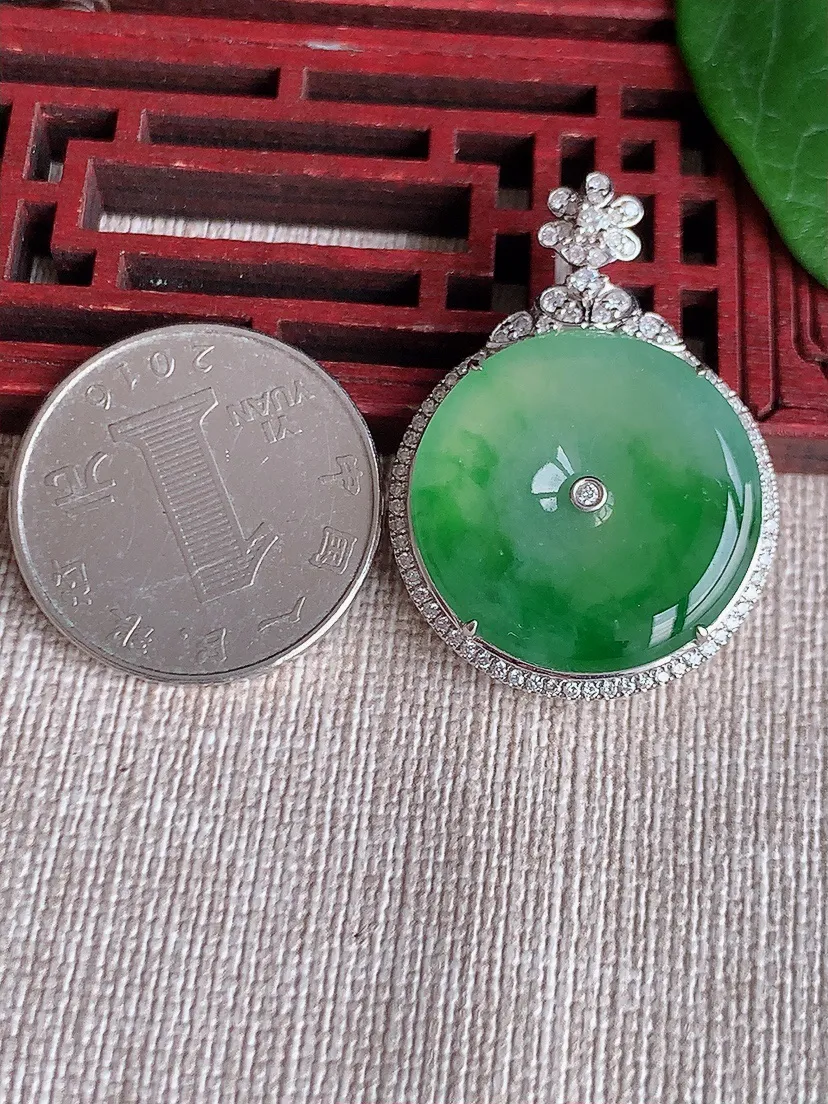 天然A货翡翠18K金伴飘绿平安扣吊坠尺寸35.4×25.6×7裸石22.4m量9.44g 0522