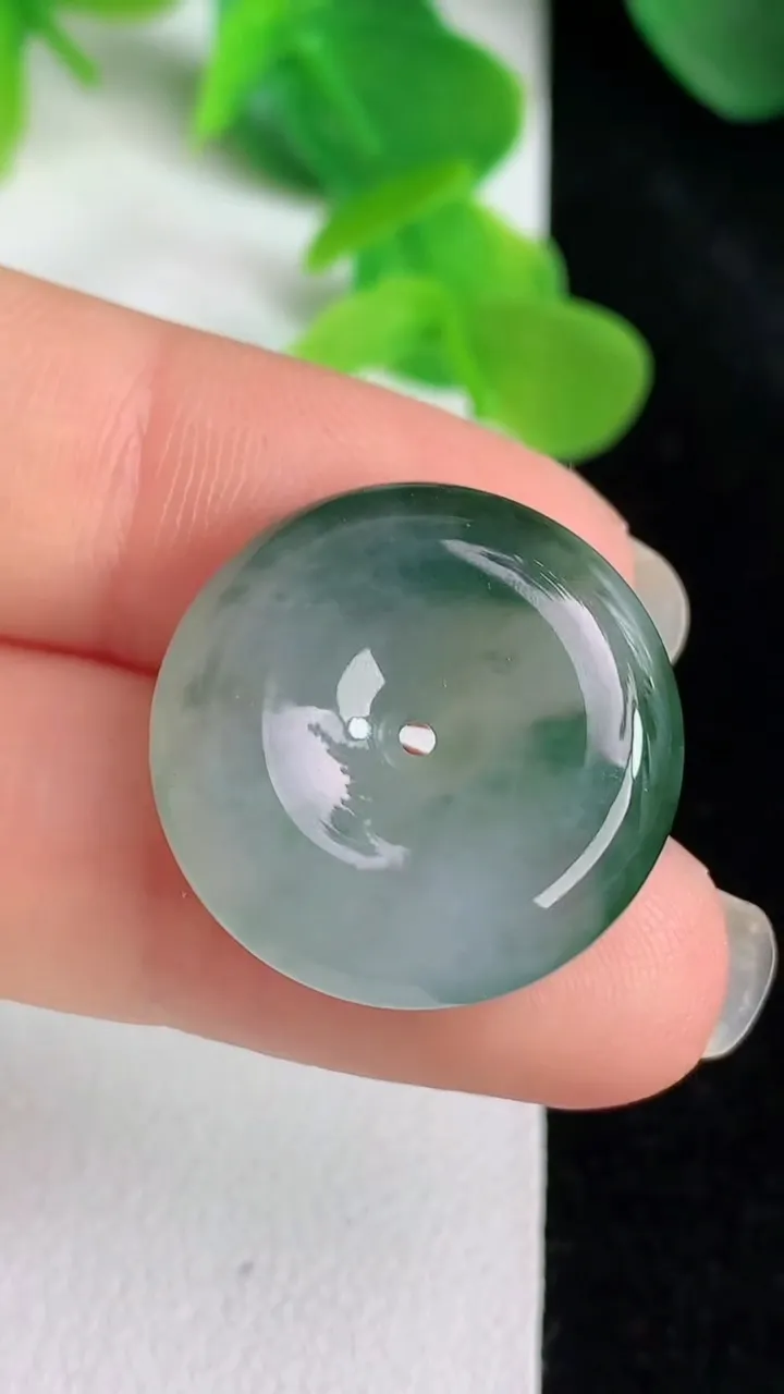 天然A货翡翠飘花平安扣吊坠，尺寸21.6-6，重量:5.85g
5月24日