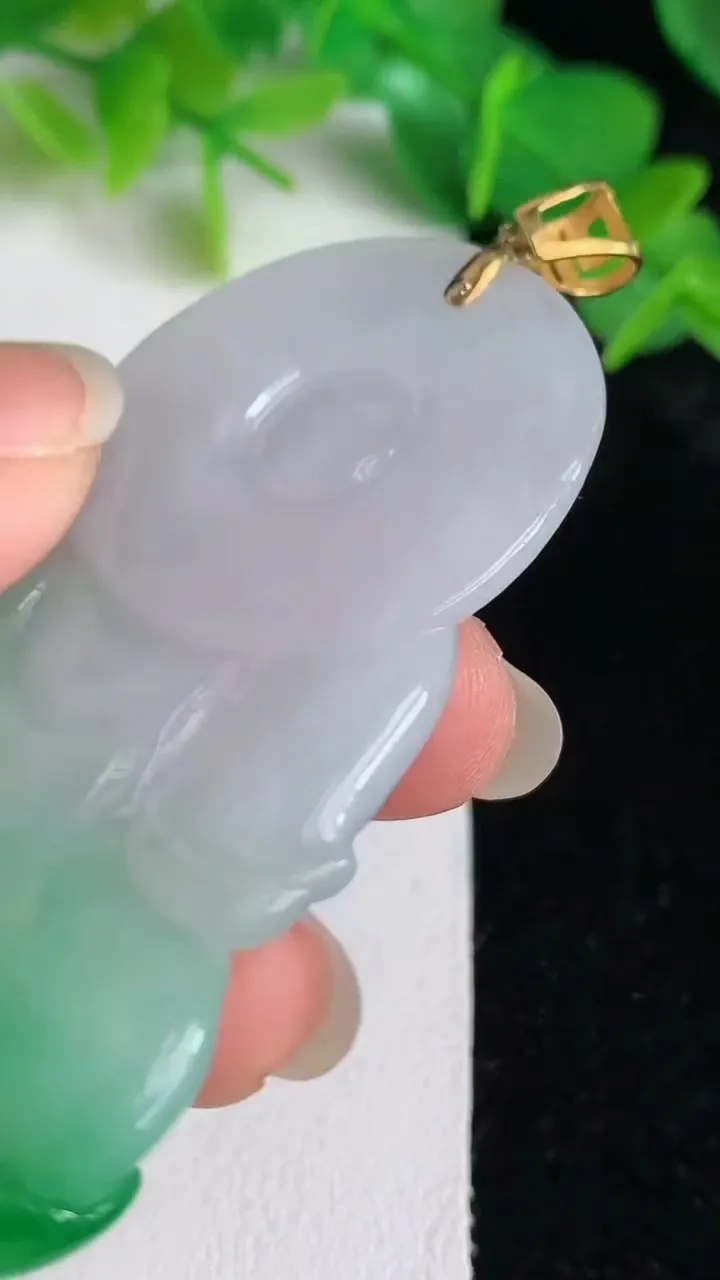 天然A货翡翠观音菩萨吊坠，尺寸61.4-38.8-5.4，重量:26.24g
5月24日