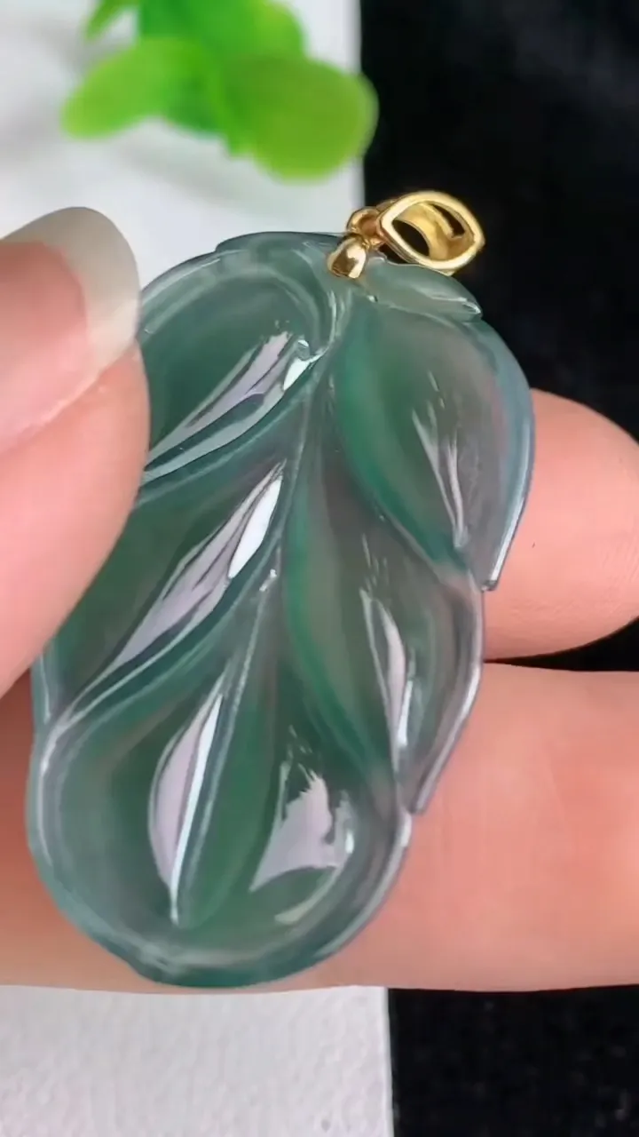 天然A货翡翠k金蓝水金枝玉叶 叶子吊坠，尺寸33.2-18.3-4.2，重:5.56g
5月24日