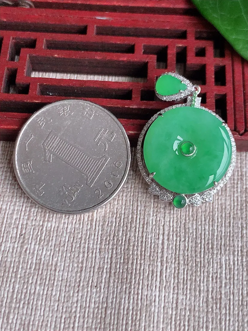 天然A货翡翠18K金伴甜绿平安扣吊坠尺寸33.5×20.7×6.5裸石18m量5.65g 0523