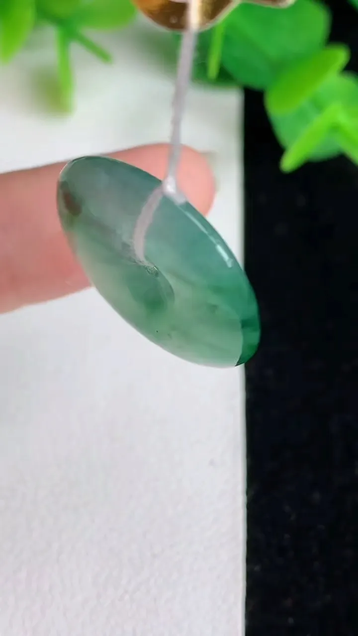 天然A货翡翠平安扣吊坠，尺寸21.7-3.8，重量:4.00g
5月24日