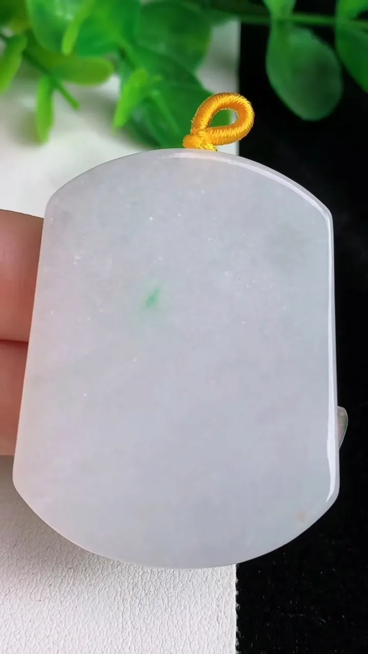 天然A货翡翠大势至观音菩萨吊坠，尺寸50.6-39-8.3，重量:37.21g
5月24日