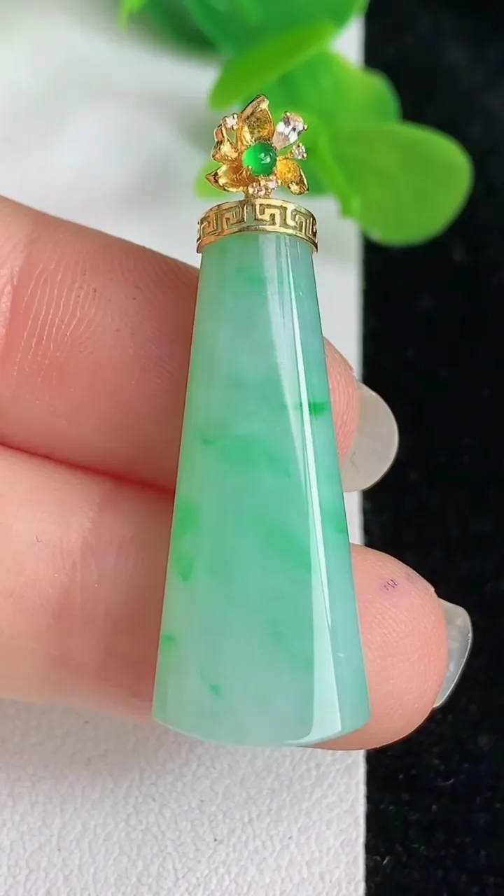 天然A货翡翠平安柱吊坠，尺寸31-12.7-7.5，重量:6.12g
5月24日
