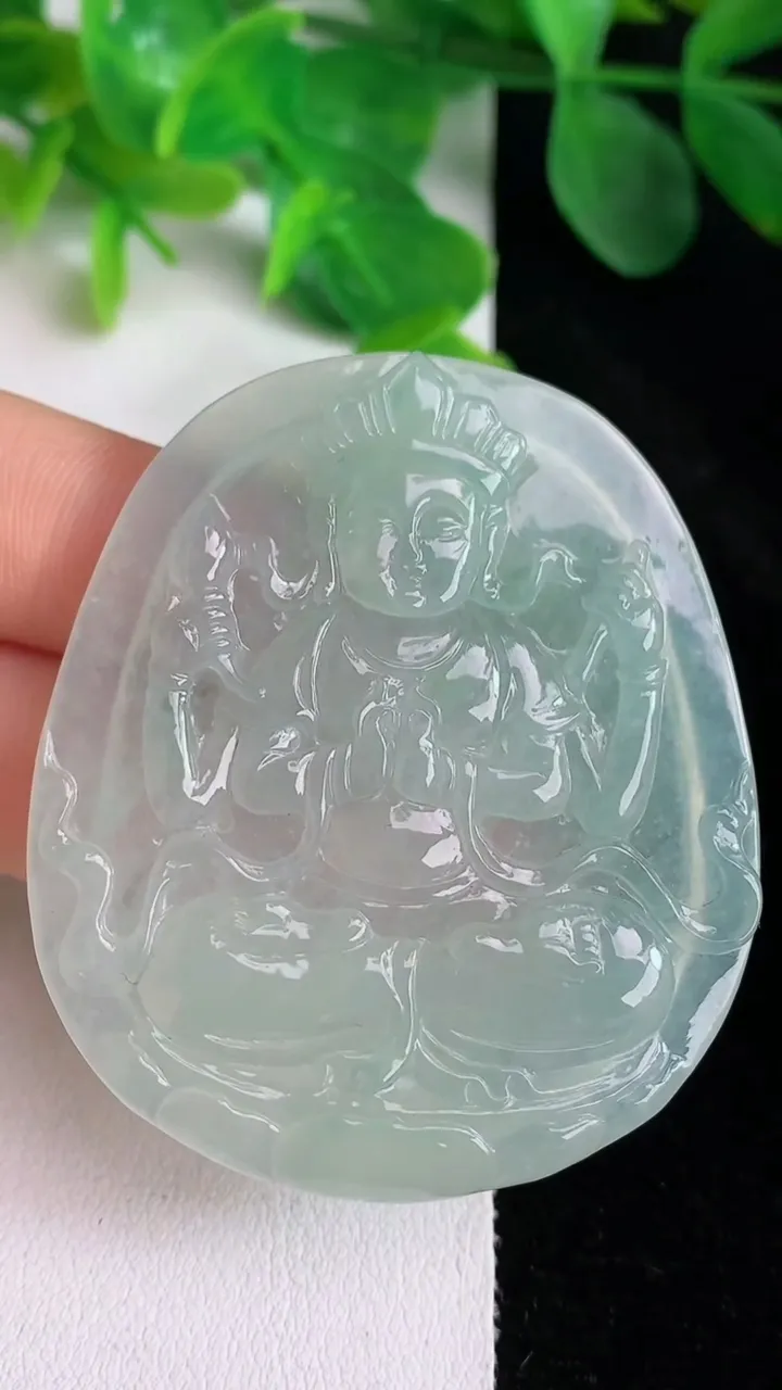 天然A货翡翠千手观音吊坠，尺寸53.4-46.3-4.5，重量:23.95g
5月24日