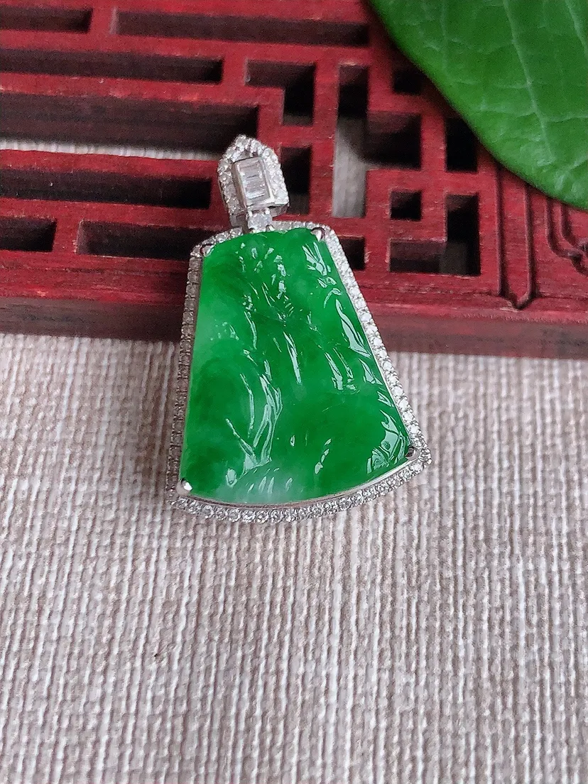 天然A货翡翠18K金伴阳绿意境山水牌吊坠尺寸28.5×19×6.2裸石19×15.7m量3.64g 0523