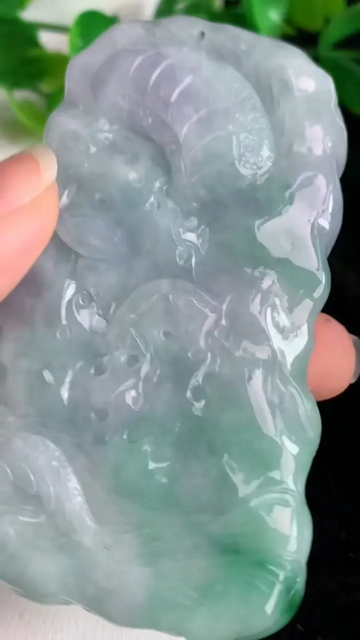 天然A货翡翠春带彩 紫罗兰龙牌吊坠，尺寸83.7-42.8-13.5，重量:107.81g
5月24日