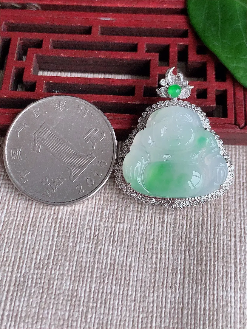 天然A货翡翠18K金伴飘绿佛公吊坠尺寸30.5×25.3×8裸石19×21.7m量5.12g 0523