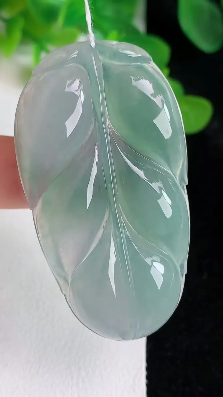 天然A货翡翠金枝玉叶 叶子吊坠，尺寸52-29.3-5.7，重量:15.42g
5月24日