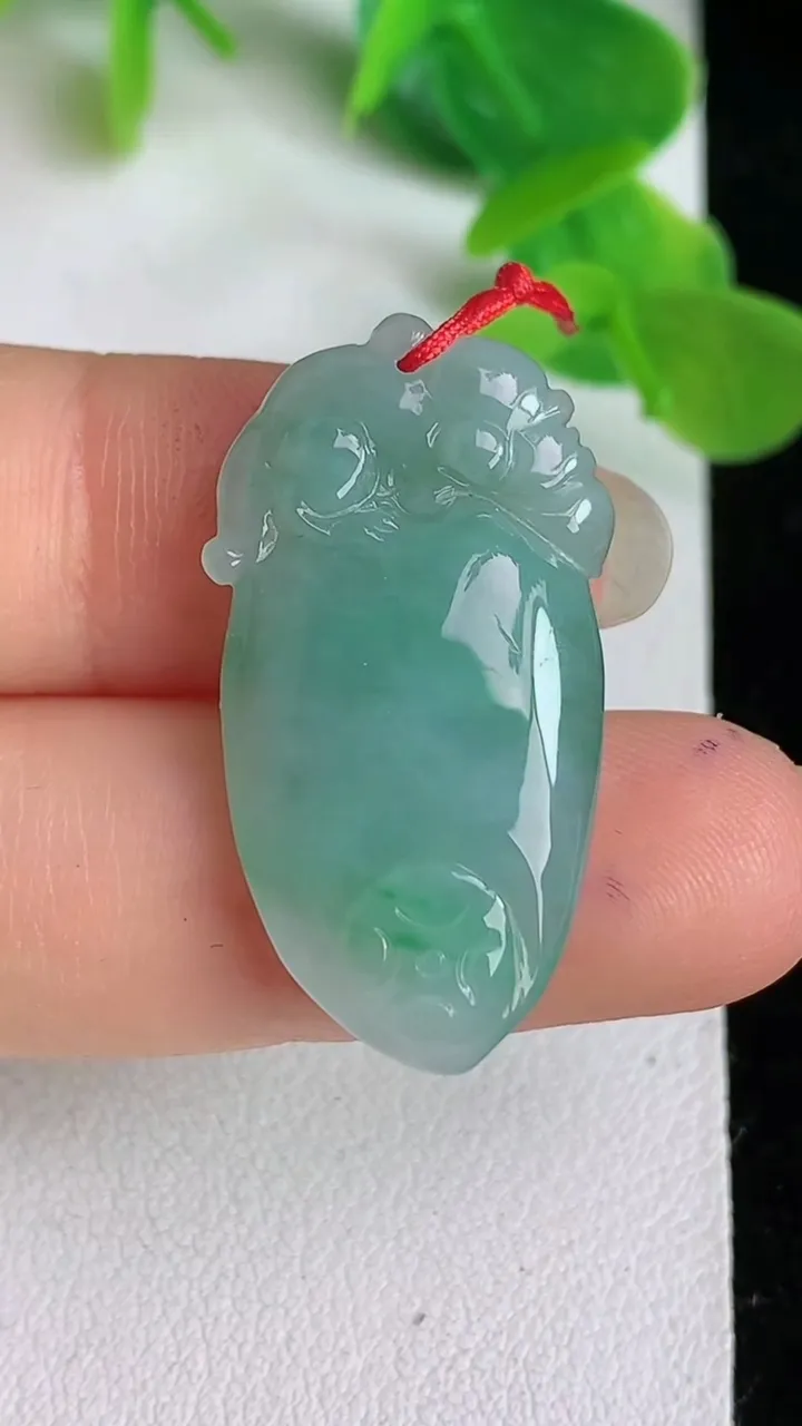 天然A货翡翠灵猴献瑞 福瓜吊坠，尺寸30.8-15.6-4.7，重量:4.47g
5月24日