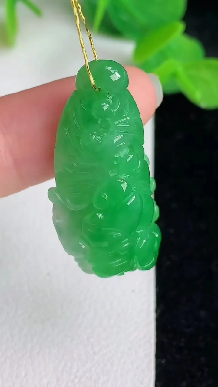 天然A货翡翠白菜吊坠，尺寸33.6-16-9，重量:6.52g
5月24日