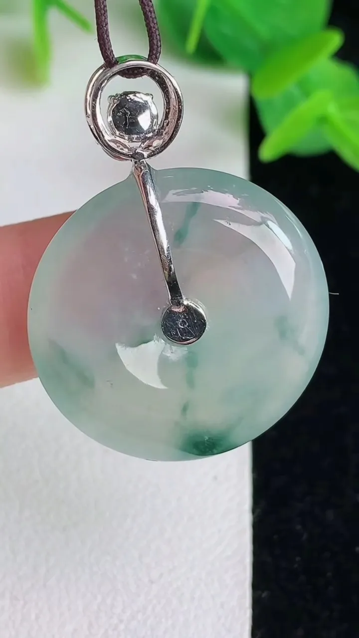 天然A货翡翠飘花平安扣吊坠，尺寸25-5，重量:7.66g
5月24日