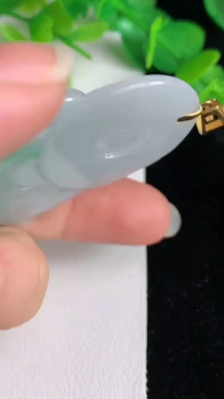 天然A货翡翠观音菩萨吊坠，尺寸61.4-38.8-5.4，重量:26.24g
5月24日