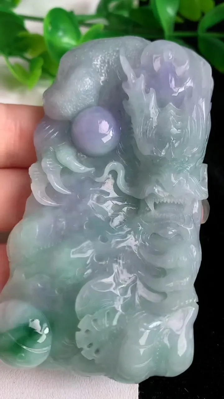 天然A货翡翠春带彩 紫罗兰龙牌吊坠，尺寸83.7-42.8-13.5，重量:107.81g
5月24