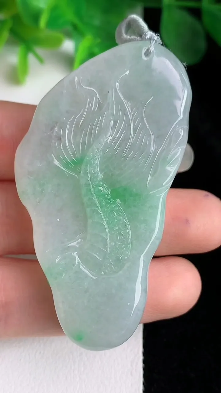 天然A货翡翠龙牌吊坠，尺寸58.7-29-11.3，重量:32.42g
5月24日