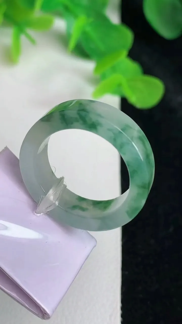 天然A货翡翠飘花指环戒指，尺寸18.2-5.8-3.2，重量:6.10g2025年5月24日
工厂直销收藏佳品,种好水足，色泽均匀，有种有色，上手高大气！