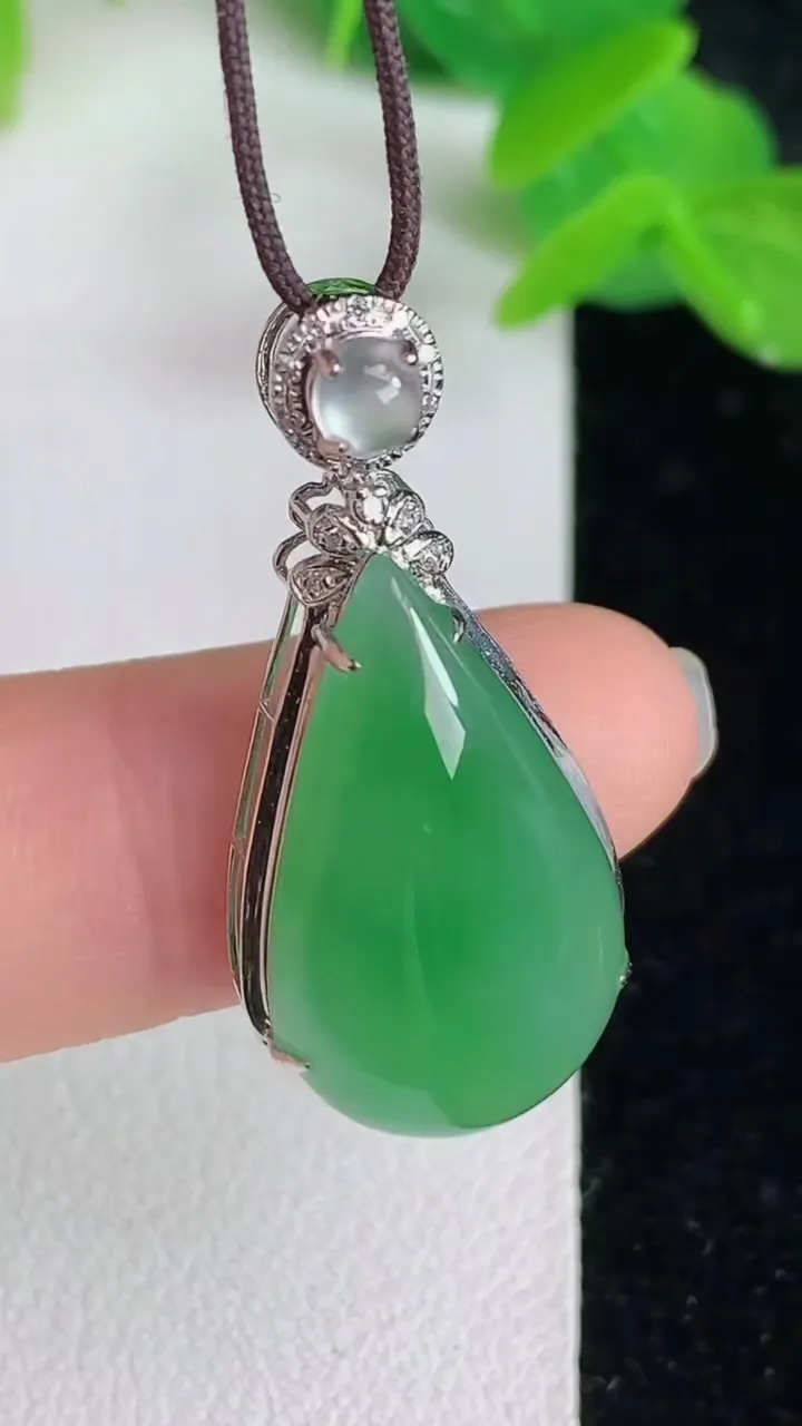 天然A货翡翠水滴吊坠，尺寸31-13.8-7.6，裸石21-13，重量:3.15g
5月24日