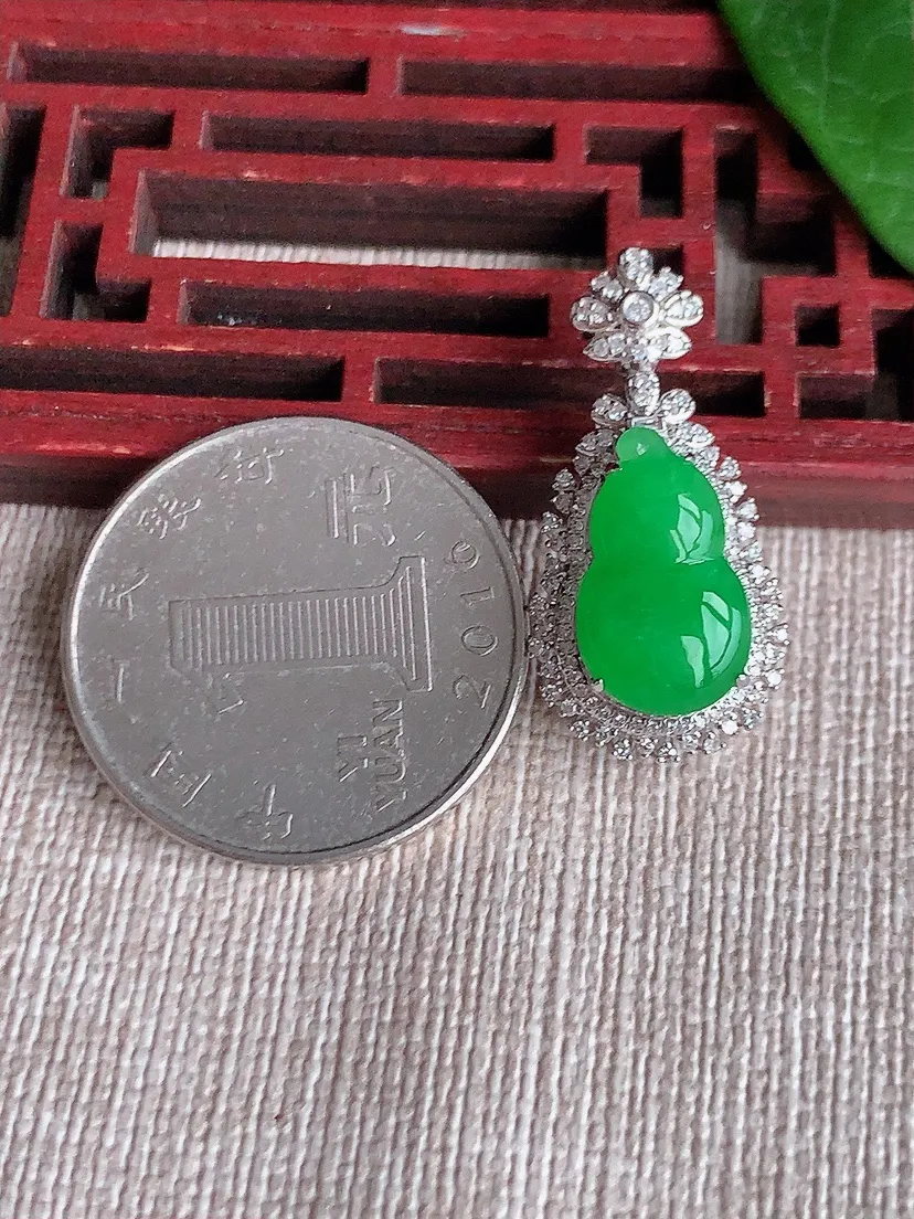 天然A货翡翠18K金伴阳绿葫芦吊坠尺寸27.3×13.7×9.5裸石14.8×8.6m量3.05g 0523