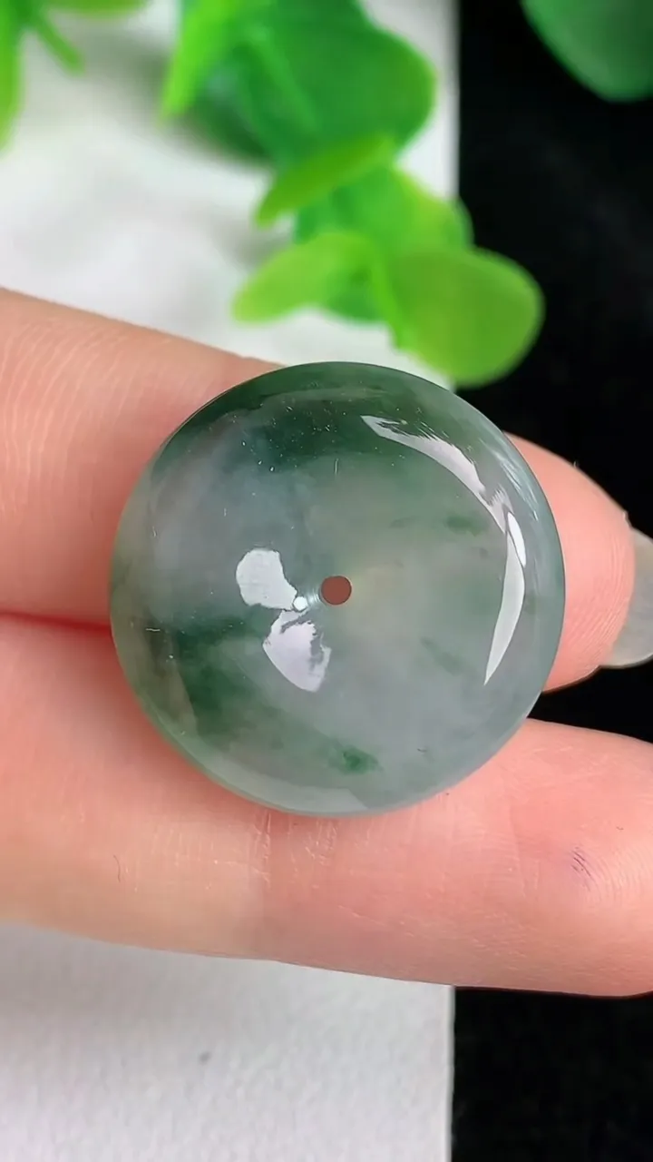 天然A货翡翠飘花平安扣吊坠，尺寸21.6-6，重量:5.85g
5月24日