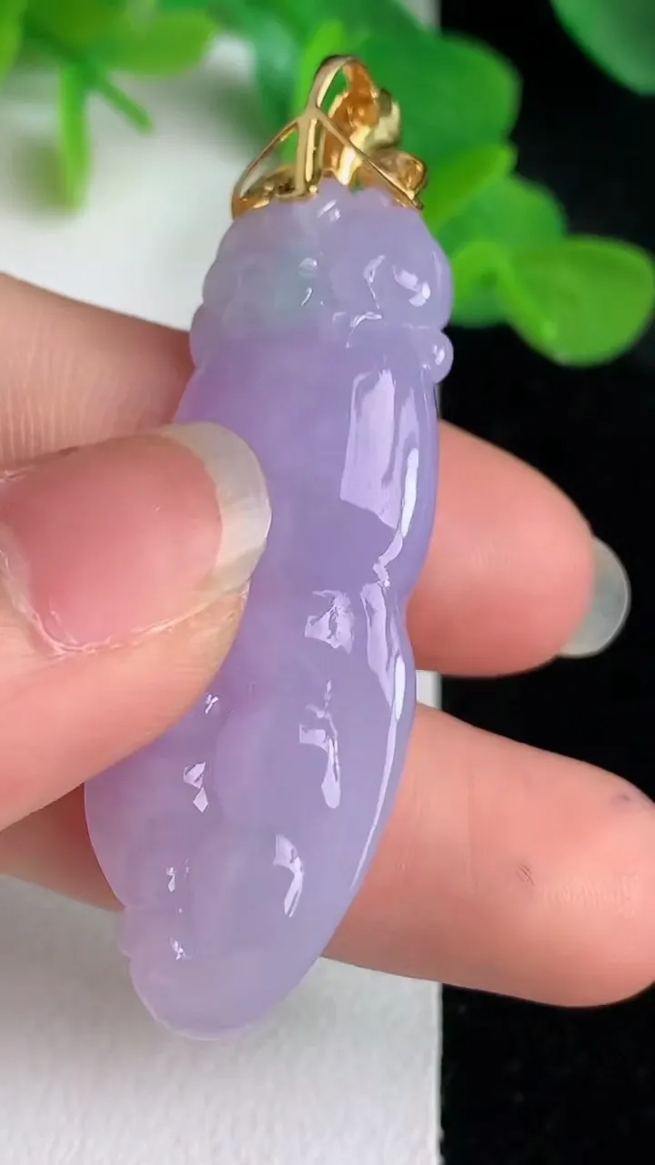 天然A货翡翠k金紫罗兰佛手瓜吊坠，尺寸45.5-17.2-8.6，重量:13.05g
5月24日