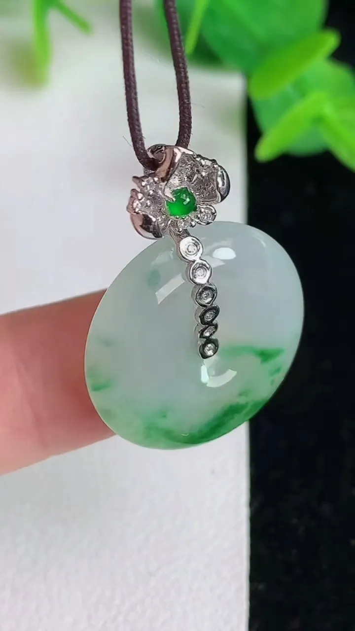 天然A货翡翠平安扣吊坠，尺寸20.7-5，重量:5.28g
5月24日