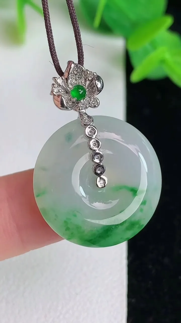 天然A货翡翠平安扣吊坠，尺寸20.7-5，重量:5.28g
5月24日