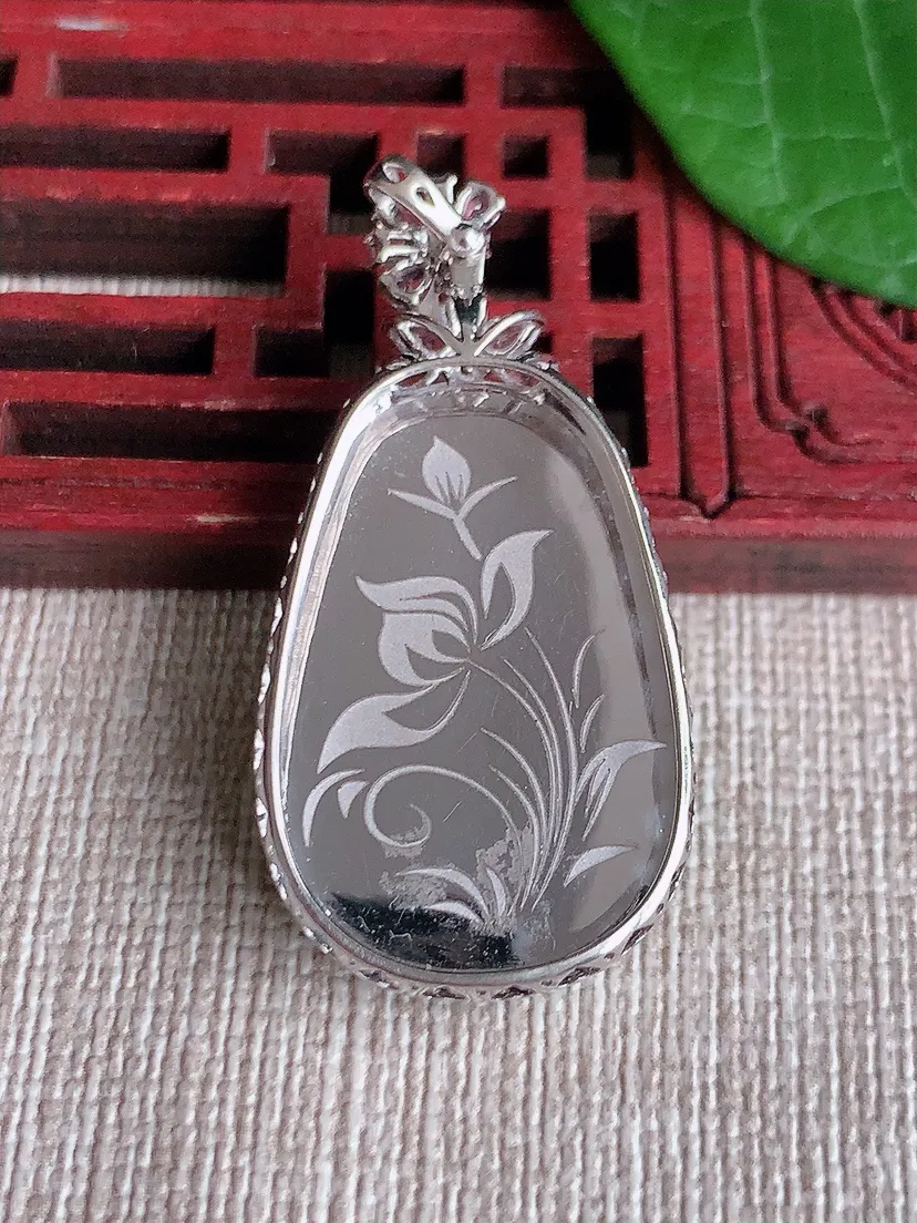 天然A货翡翠18K金伴飘绿如意吊坠尺寸38.7×19×6裸石26.5×17m量5.18g 0523