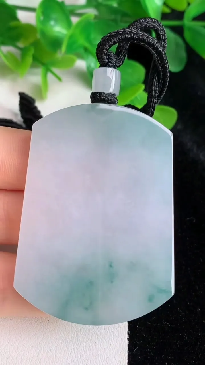 天然A货翡翠飘花无事牌吊坠，尺寸53.4-38.8-5.7，重量:39.30g
5月24日