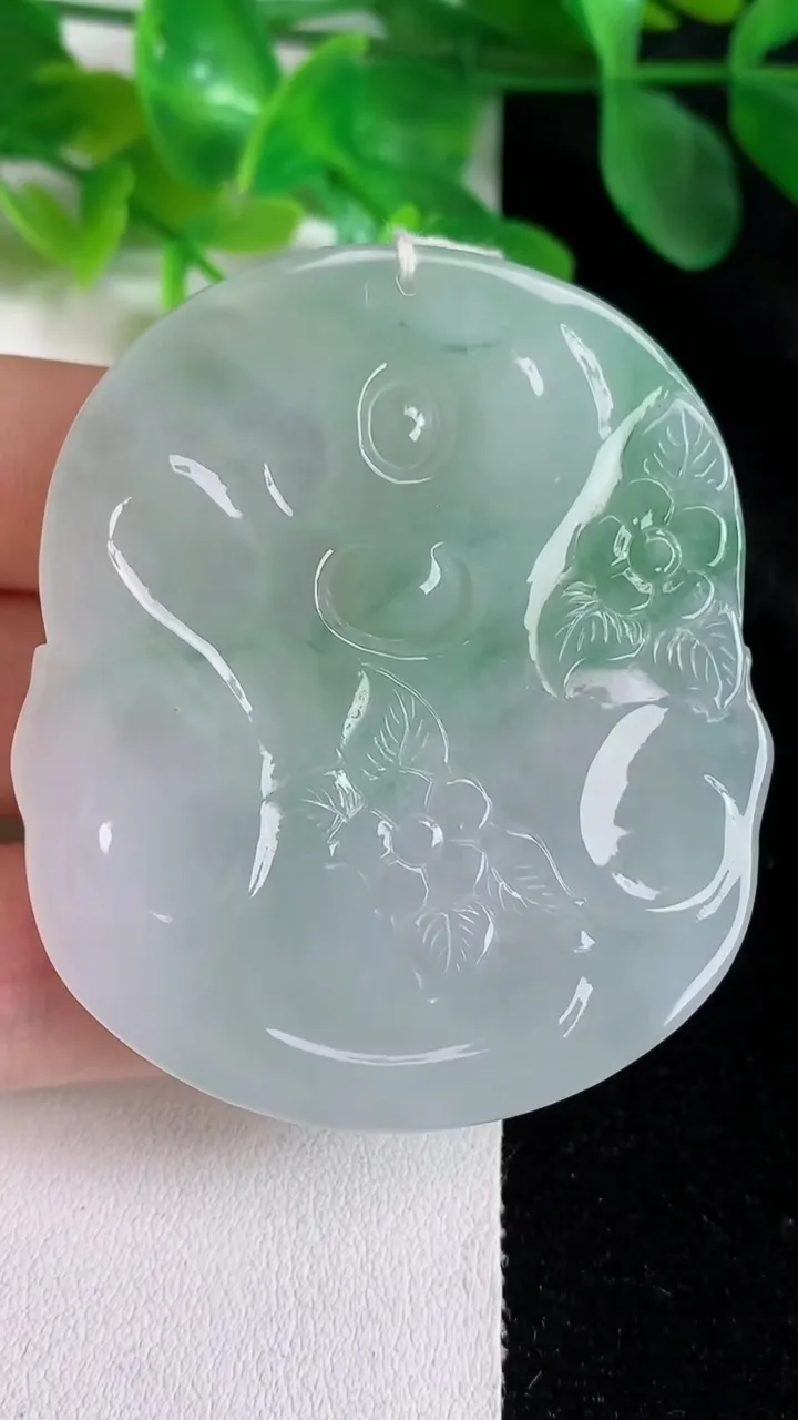 天然A货翡翠观音菩萨吊坠，尺寸57-47.5-6.4，重量:39.14g
5月24日