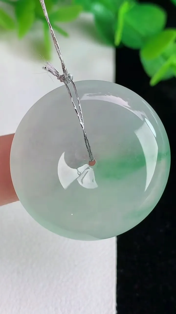 天然A货翡翠平安扣吊坠，尺寸30.5-6，重量:11.93g
5月24日