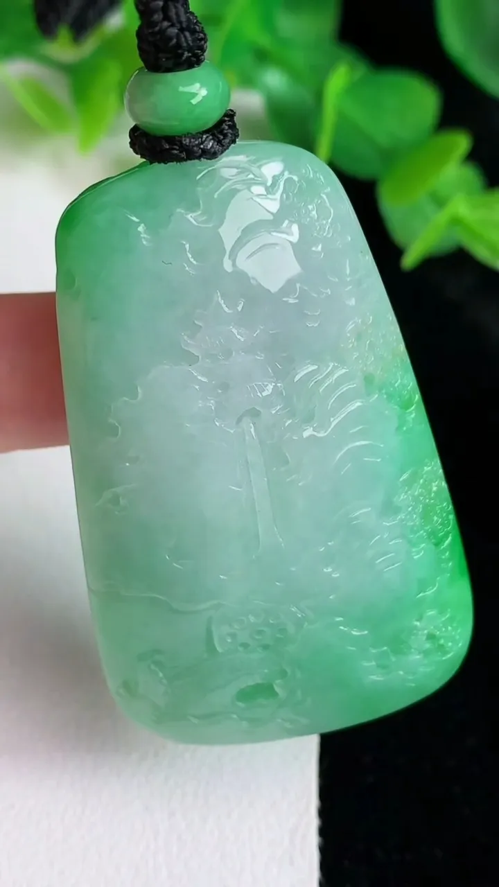 天然A货翡翠山水牌吊坠，尺寸50.3-32-11.6，重量:38.74g
5月24日