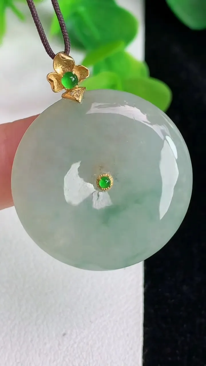 天然A货翡翠k金飘花平安扣吊坠，尺寸27.8-5，重量:8.21g
5月24日