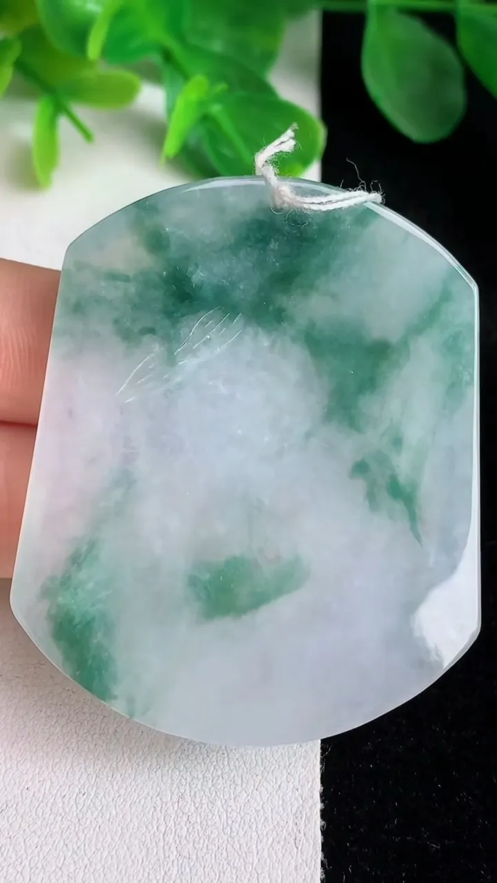 天然A货翡翠飘花生肖鼠吊坠，尺寸54-44.3-5.5，重量:30.20g
5月24日