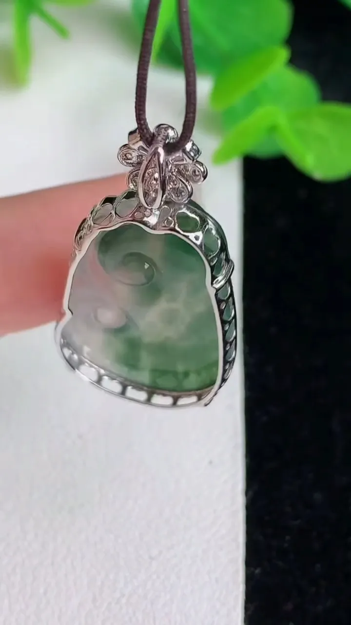天然A货翡翠如意吊坠，尺寸25.3-17.4-5，重量:3.36g
5月24日